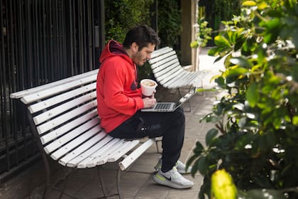 Los vecinos del barrio suelen acercarse a trabajar en el jardín.