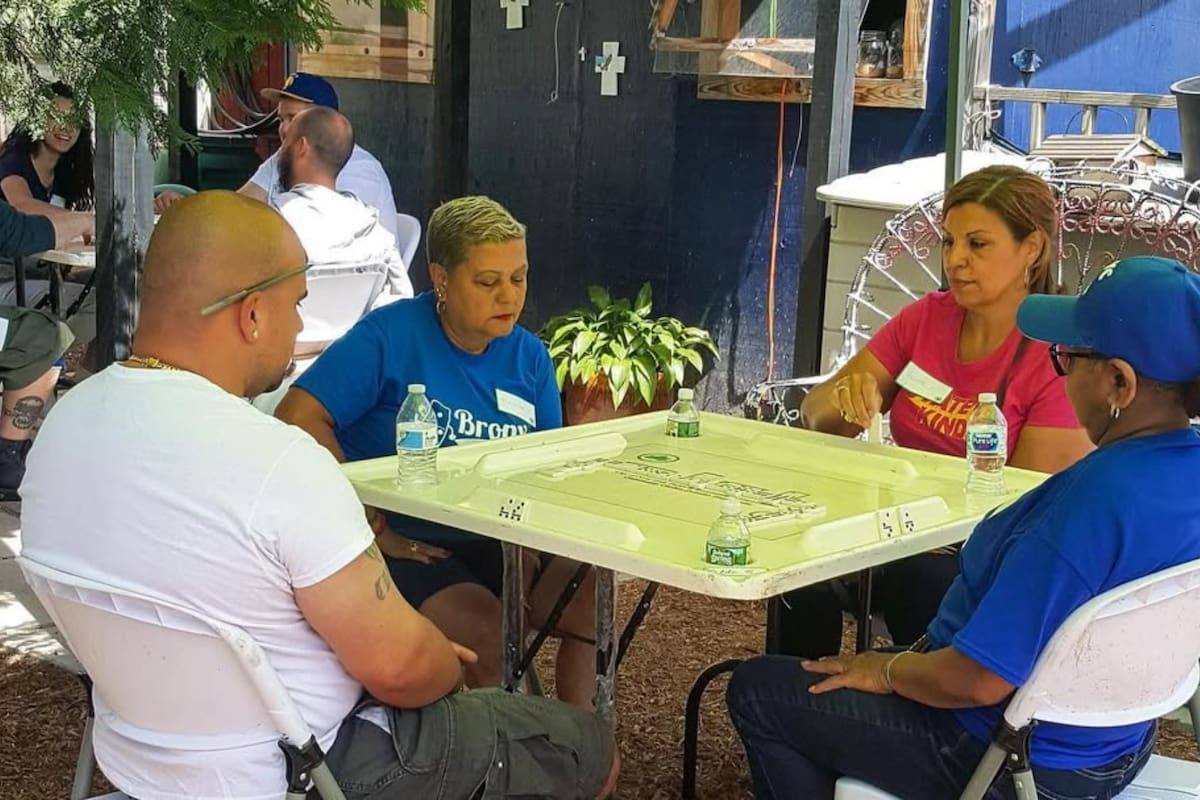 Los vecinos del Bronx sacan sus mesas a las calles en primavera y verano para un tradicional juego de mesa