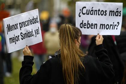 Los vecinos del distrito de Vallecas en Madrid protestan frente al parlamento autonómico en apoyo a la salud pública y contra la gestión negligente de la crisis del coronavirus, el 4 de octubre de 2020