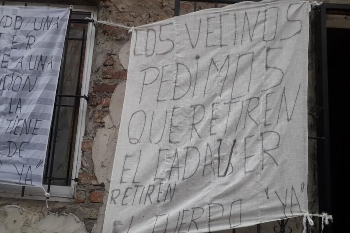 Los vecinos del lugar pusieron carteles en la puerta de la casa de Xina para que retiren el cadáver