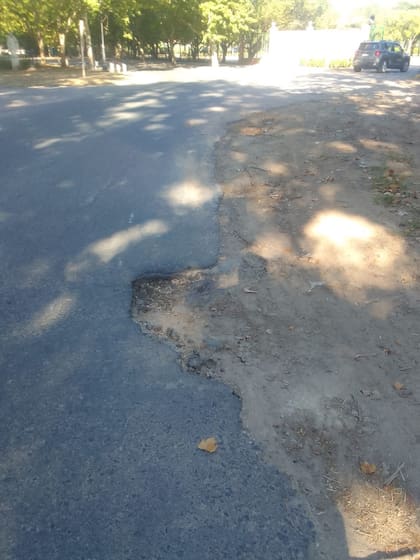 Los vecinos denuncian que por el estado del camino se producen accidentes viales
