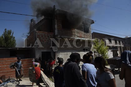 Los vecinos destrozaron la casa del supuesto narco