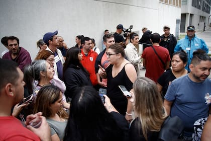 Los vecinos fueron evacuados por el riesgo estructural que provocó el derrumbe en el estacionamiento