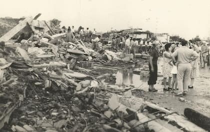 Los vecinos, la policía y los bomberos tardaron varios días en encontrar los cadáveres desaparecidos; había algunos entre los escombros y otros, incluso, en la copa de los árboles