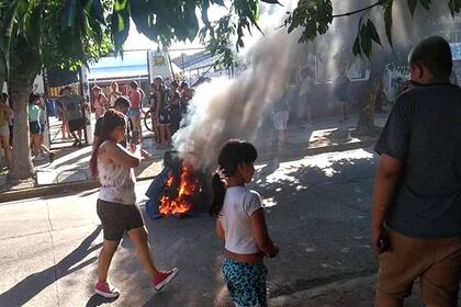 Los vecinos protestaron frente al jardín de infantes de Isidro Casanova