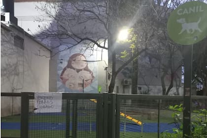 Los vecinos que frecuentan la plaza colocaron carteles que advertían de un supuesto envenenamiento