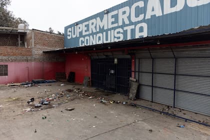Los vecinos que viven cerca del supermercado chino Conquista, que fue asaltado ayer en Moreno, temen que los robos se repitan