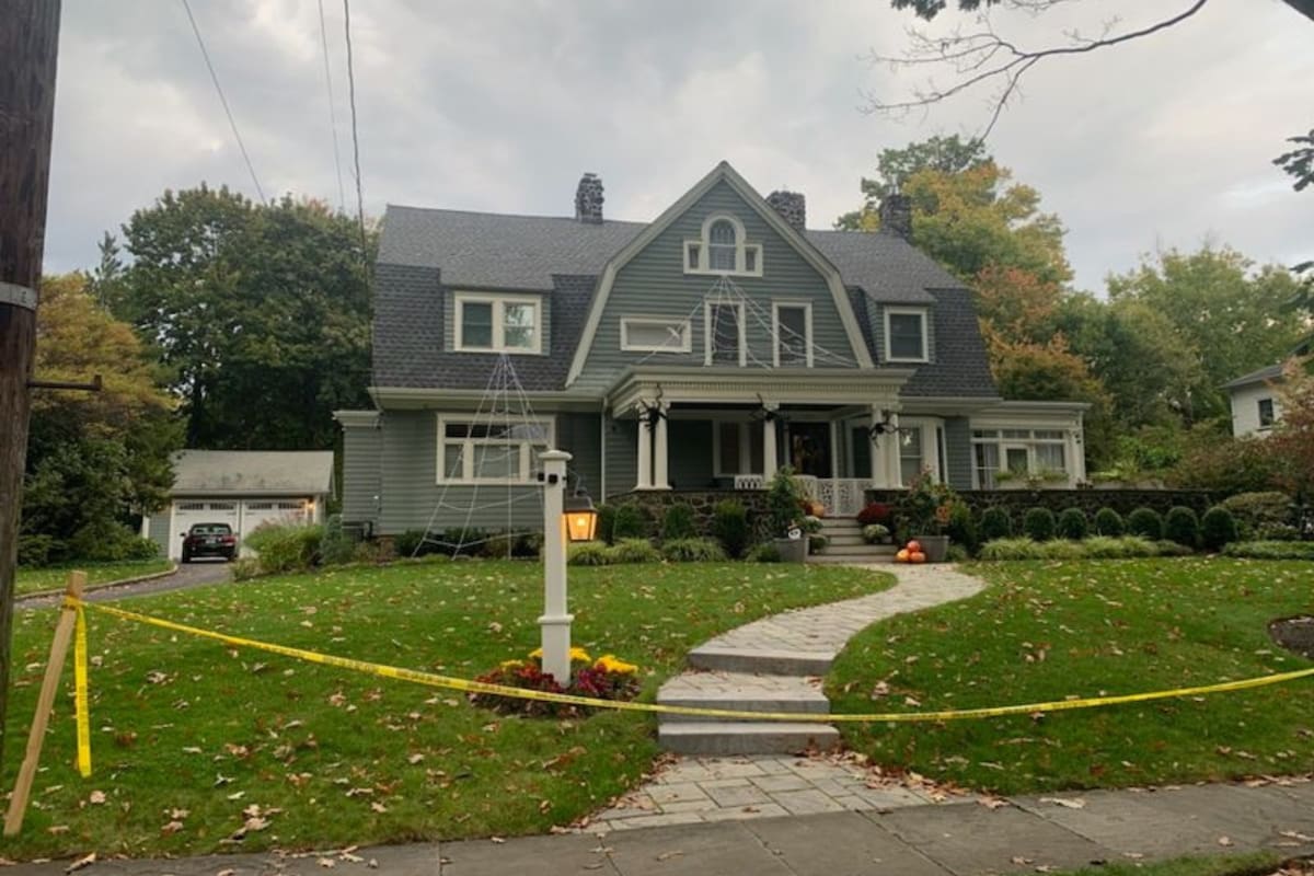 Los vecinos recurrieron a la policía para proteger la privacidad de la casa, actualmente habitada por una familia