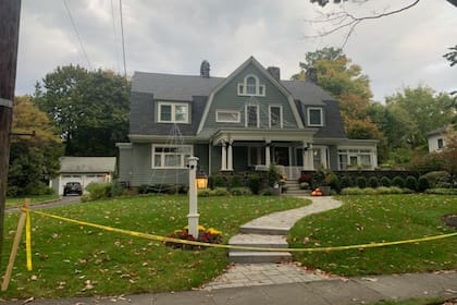 Los vecinos recurrieron a la policía para proteger la privacidad de la casa, actualmente habitada por una familia