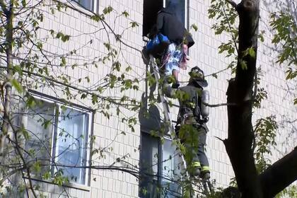 Los vecinos saltaron por las ventanas en un incendio en Milwaukee que dejó 4 muertos