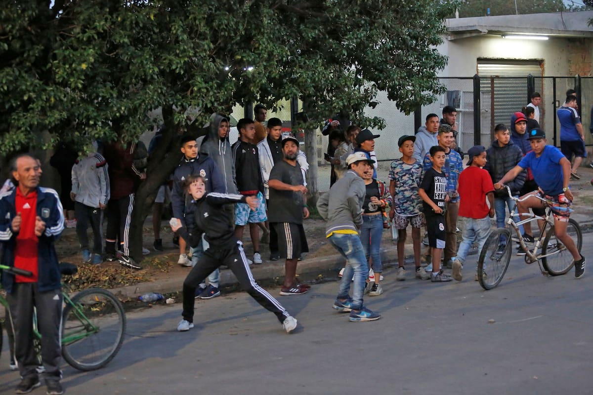 Los vecinos se enfrentaron a piedrazos contra la policía