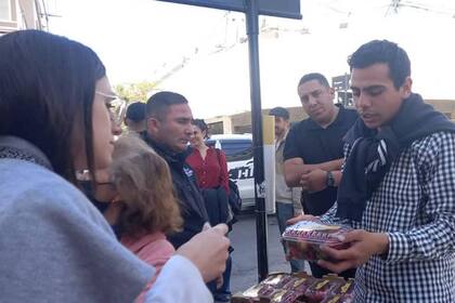 Los vecinos se juntaron a comprarle las frutillas a un vendedor ambulante, en un gesto solidario cuando vieron que los inspectores estaban a punto de decomisarle la mercadería