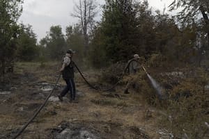 Los vecinos se organizan para enfriar las zonas y así evitar el avance del fuego