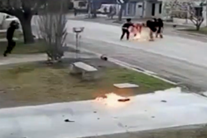 Los vecinos socorren a la víctima