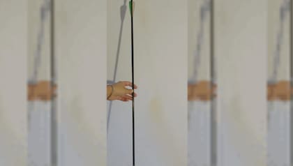 Los vecinos temen que esté armado, ya que algunos aseguran haberlo visto en diferentes ocasiones portando un revólver en la cintura.
