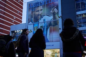 Persianas que bajan, asuetos y cábalas: así se vive la previa del partido de la selección