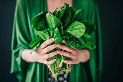 Los vegetales de hoja verde oscura como la espinaca contienen magnesio, así como otros nutrientes y minerales (Foto: iStock)