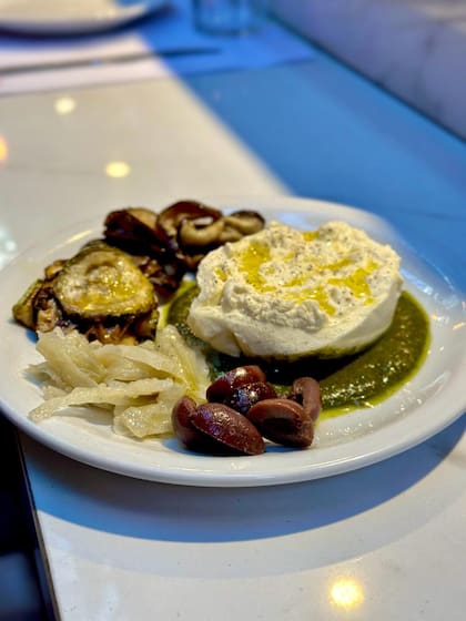 Los vegetales son la base de esta burrata de Cosi Mi Piace