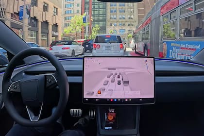 Los vehículos autónomos que mantienen controles humanos obligatorios —como volante, pedales de freno o espejos— no necesitan una aprobación específica de la NHTSA para circular