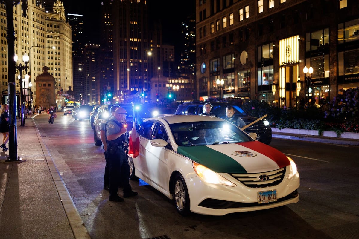 Los vehículos con banderas fueron interceptados por la policía local de Chicago