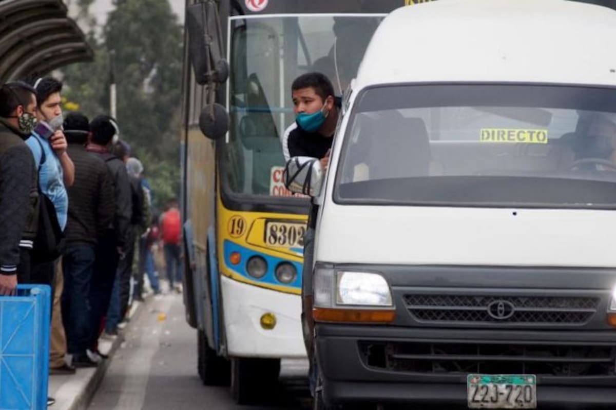 Los vehículos de transporte público en Lima se detienen con frecuencia lejos de las paradas señalizadas
