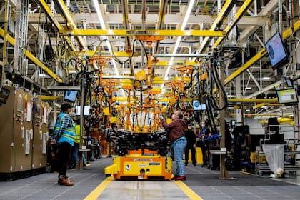 Los vehículos eléctricos aún representan una pequeña porción del mercado. Pero con más opciones para los compradores —algunos de los cuales pueden encontrar la estética minimalista de Tesla poco atractiva— la demanda se está disparando