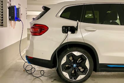 Los vehículos eléctricos se cargan al conectarlos en una fuente de energía, a diferencia de los autos tradicionales que tienen un motor de combustión interna (Unsplash/Eren Goldman)