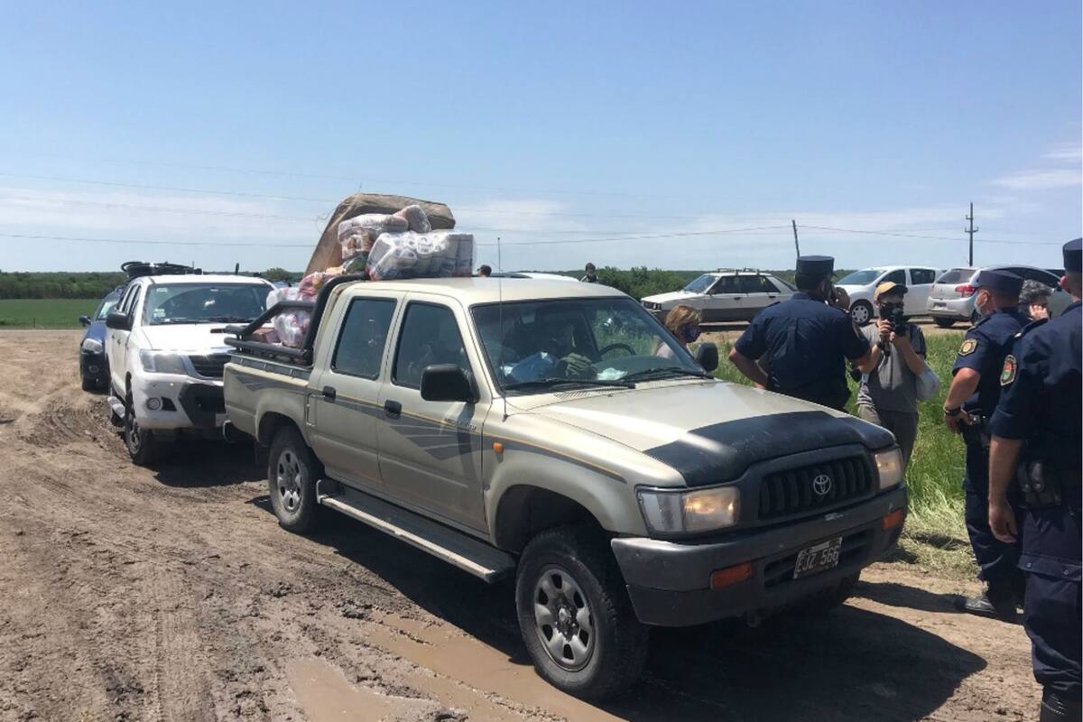 Los vehículos en la puerta de ingreso del establecimiento que Etchevehere denunció como tomado