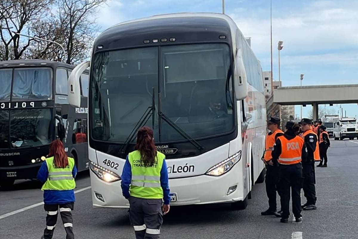Los vehículos, en los que había bombos y banderas, carecían de seguros, matafuegos, tenían neumáticos en malas condiciones y no estaban habilitados para transportar mayores de edad