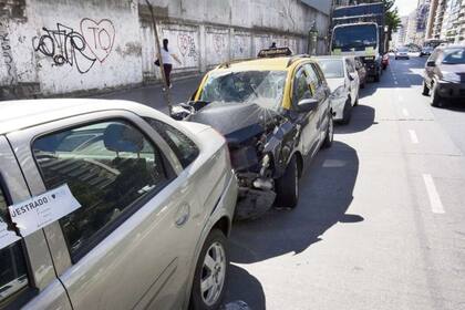 Los vehículos están a metros del comienzo de los carriles del metrobús