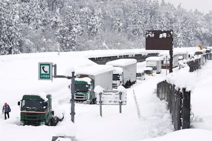 Los vehículos están varados en la autopista Kanetsu cubierta de nieve