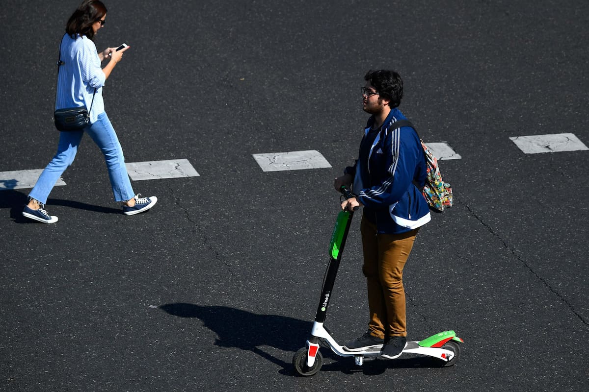 Los vehículos ganan terreno entre miles de usuarios que los eligen por su facilidad de desplazamiento, pero también generan fuertes rechazos entre los peatones
