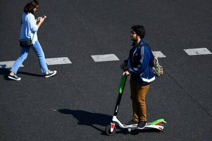 Los vehículos ganan terreno entre miles de usuarios que los eligen por su facilidad de desplazamiento, pero también generan fuertes rechazos entre los peatones