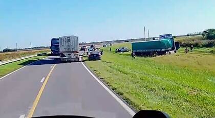 Los vehículos implicados en el siniestro mortal en la Ruta Nacional 34, en Santa Fe, quedaron sobre la banquina parquizada