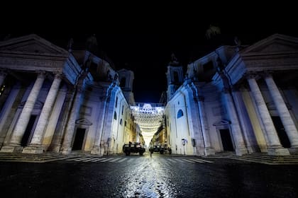 Los vehículos militares patrullan en la Piazza del Popolo en el centro de Roma el 31 de diciembre de 2020, durante la víspera de Año Nuevo, ya que se implementa el toque de queda de 22 a 7 en Italia para frenar los contagios