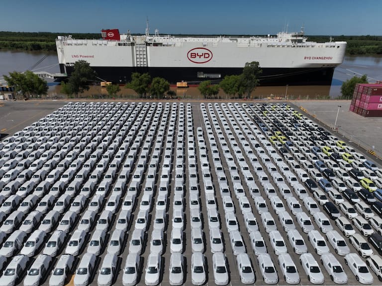 Los vehículos que se exportan a distintos mercados responden a flujos de producción, homologación y stock definidos con anticipación
