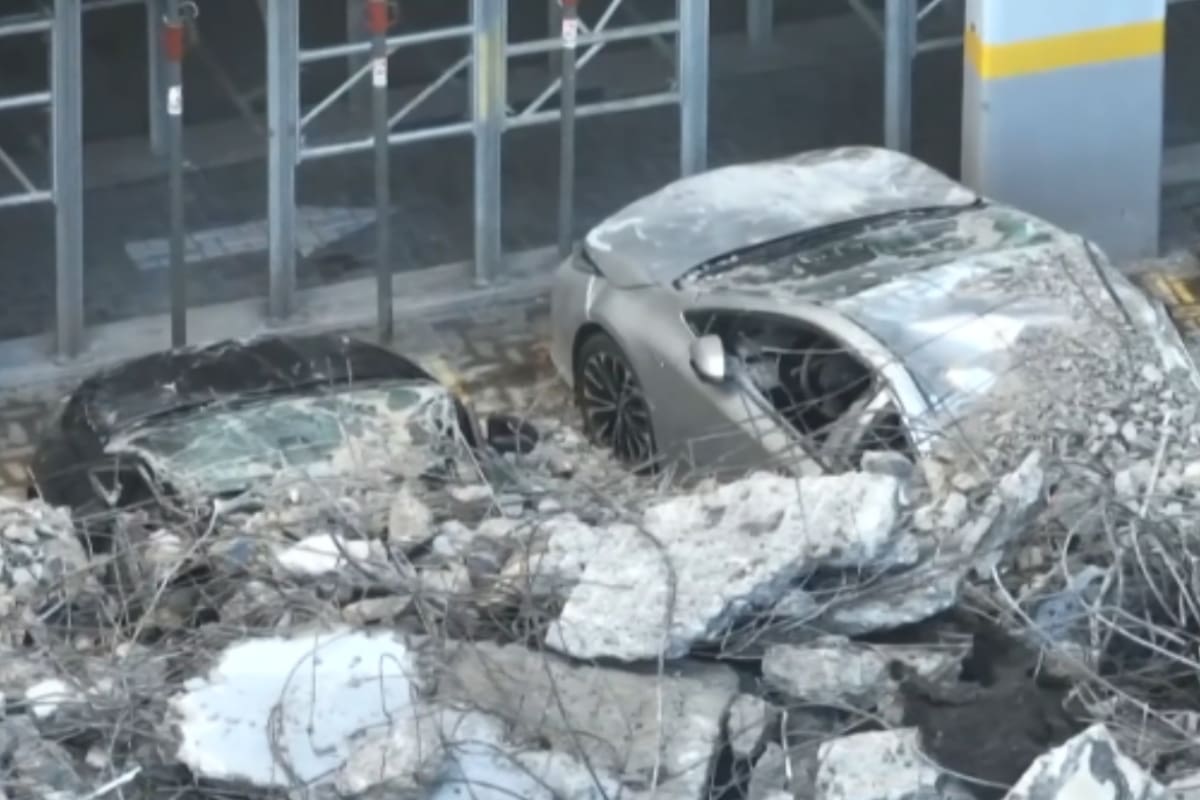 Los vehículos quedaron bajo los escombros tras el derrumbe del estacionamiento