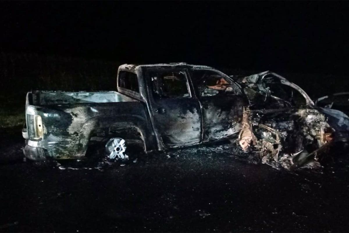 Los vehículos se prendieron fuego después de chocar.