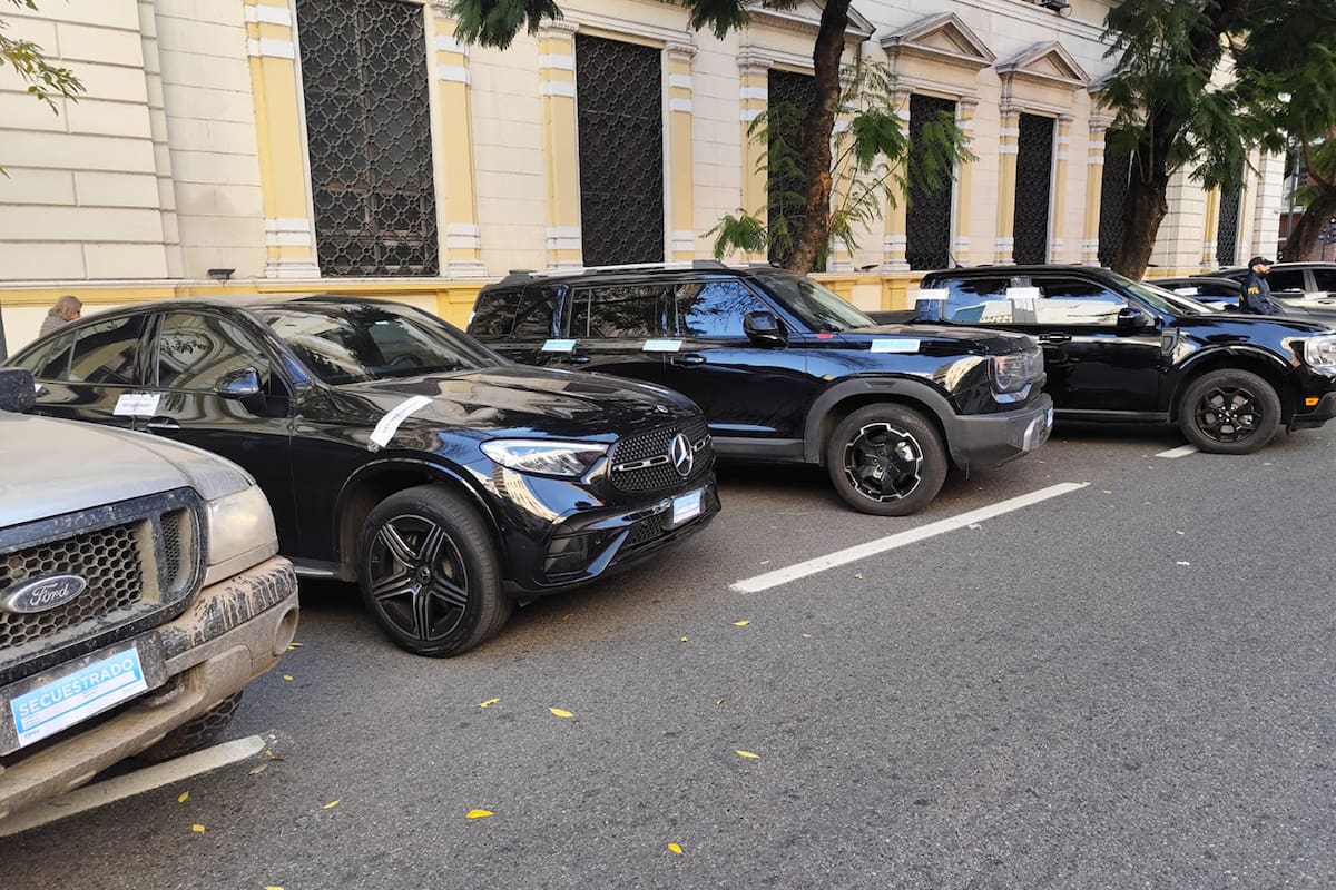 Los vehículos secuestrados por la Policía Federal Argentina (PFA) durante los allanamientos
