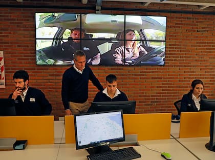 Los vehículos utilizados en las pruebas de calle tendrá cámaras en el interior y el exterior; estarán conectados a un centro de monitoreo desde donde se seguirán todos sus movimientos