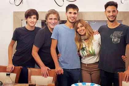 Los Velcoff-Andino en 2021, durante el cumpleaños de Tomás; de izquierda a derecha: Salvador, Marcelo Velcoff, Tomás, Marisa y Juani.
