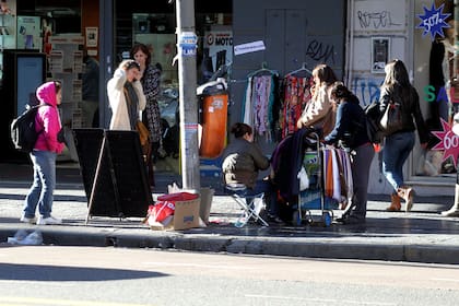 Los vendedores ambulantes en la avenida Santa Fe