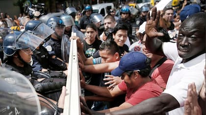 Los vendedores ambulantes se enfrentaron con la policía