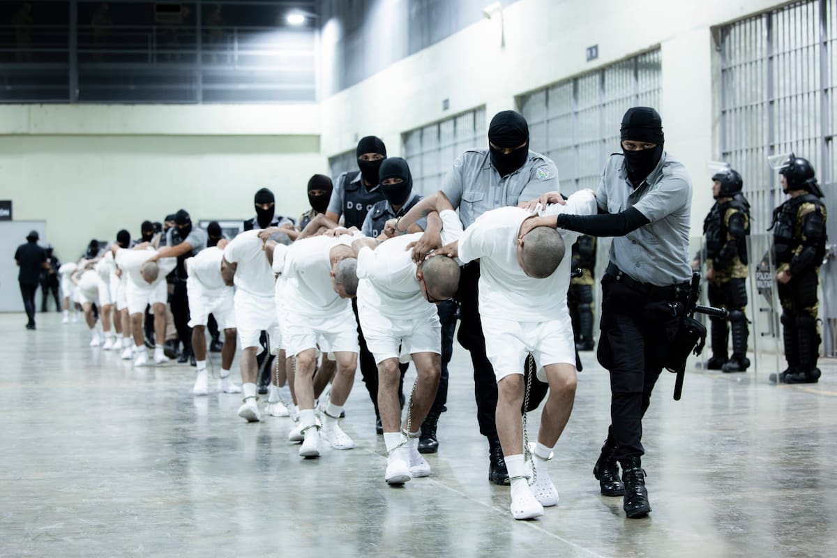 Los venezolanos aseguran que, una vez en el centro de detención, los golpearon, los obligaron a permanecer en celdas estrechas y a arrodillarse durante horas