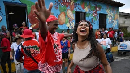 Los venezolanos bailan tambor en distintas festividades, como esta el 23 de junio en honor a San Juan Bautista, en la localidad de Curiepe
