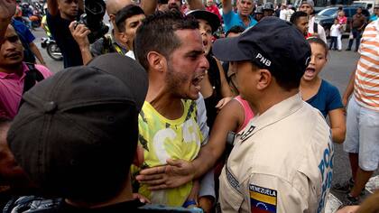 Los venezolanos pasan en promedio ocho horas por semana haciendo filas para conseguir alimentos, medicina, combustibles u otros artículos de primera necesidad