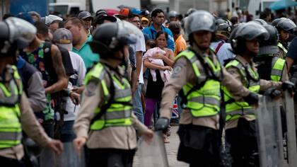 Los venezolanos pasan en promedio ocho horas por semana haciendo filas para conseguir alimentos, medicina, combustibles u otros artículos de primera necesidad