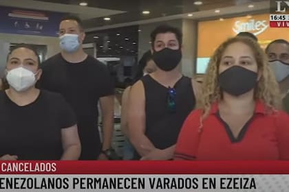 Los venezolanos varados en Ezeiza pidieron comida y bebida porque la aerolínea no se hizo cargo
