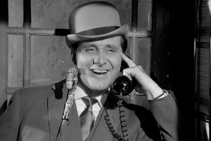 Decidido a volcarse a la producción, Macnee se jugó su última ficha como actor en una serie que se volvió de culto