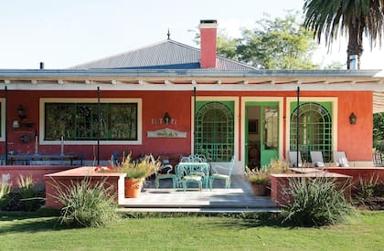 Reconstruida a partir de unas pocas paredes originales, la casa se armó con la premisa de una 'decoración emocional' con objetos ligados a la historia de los dueños de casa.